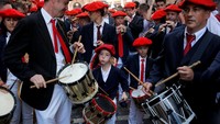 Alunan musik yang mengiringi festival ini semakin memeriahkan Festival San Fermin. Jon Nazca/Reuters.