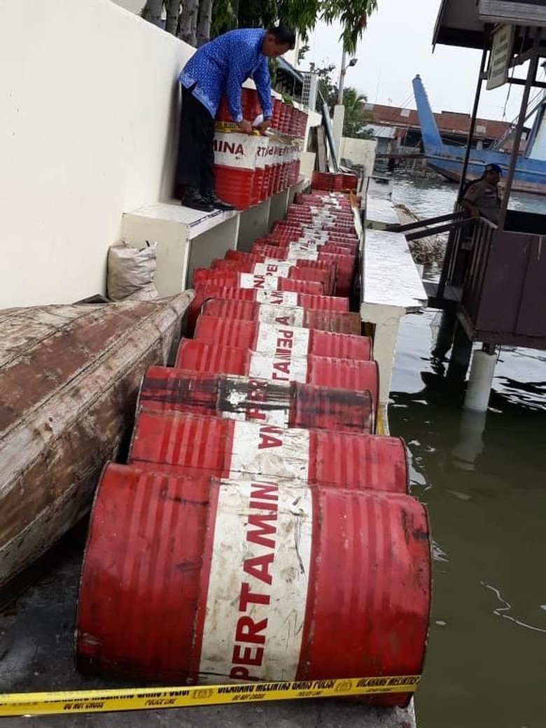 Bawa 28 Drum Limbah B3 Tanpa Dokumen, 2 Kapal Motor di Sumut Diamankan Bawa 28 Drum Limbah B3 Tanpa Dokumen, 2 Kapal Motor di Sumut Diamankan