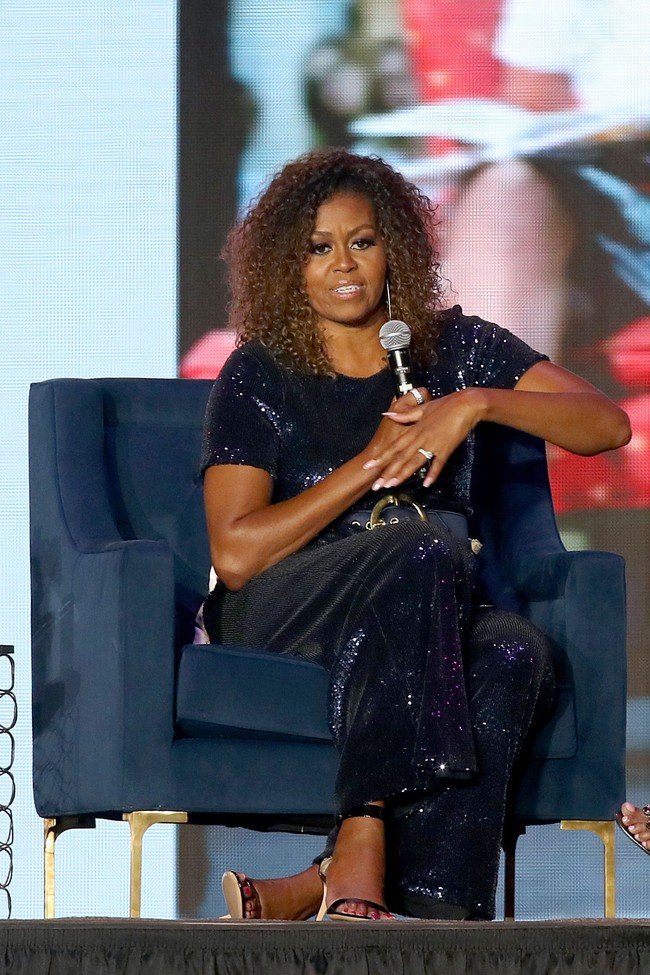 Namun, satu hal yang spesial dari penampilan Michelle adalah gaya rambutnya. Ibu dua anak itu hadir dengan wujud rambut aslinya yang ikal mengembang seperti rambut bergaya afro. (Foto: Bennett Raglin/Getty Images for ESSENCE)
