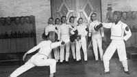Pada abad ke-17, dibuatlah pakaian khusus untuk olahraga anggar ini. Pertandingan Anggar memasuki acara sejak Olympiade pertama tahun 1986. Gettyimages.