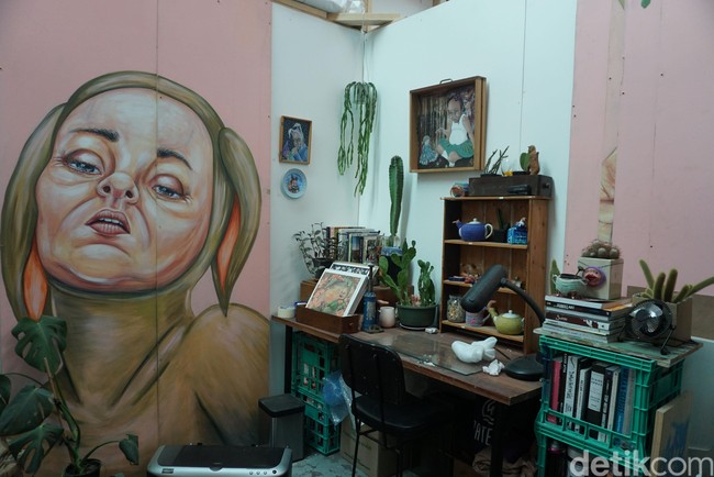 Pada akhir perjalanan menyusuri gang-gang Instagramable yang penuh dengan karya seni di Melbourne ini, Wolipop dan tim Kedubes Australia, mendatangi Blenders Studio, yang menjadi rumah untuk sejumlah seniman jalanan. Di Blenders Studio, para seniman bisa bekerja dan menjual karya mereka.  Foto: Eny Kartikawati/Detikcom
