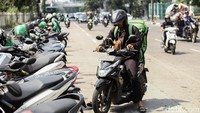 Sejumlah driver ojek online mengambil barang orderan untuk diantarkan.