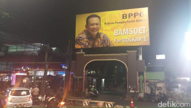 Baliho di Jalan Pejompongan Raya, Jakpus
