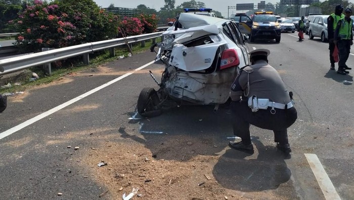 Bus Damri Tabrak Mobil di Tol Jagorawi, Seorang Bocah Tewas