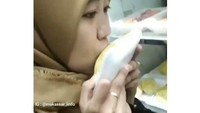 Kalau yang ini terjadi di minimarket yang ada di Indonesa. Di situ terlihat beberapa mahasiswi sengaja mengacak-ngacak makanan yang ada di sana. Aksinya ini jadi viral. Foto: Boredpanda/Istimewa