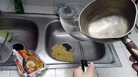 Pria 48 tahun ini berujar, Jika kejadian seperti ini, apa yang akan Anda lakukan? Ambil atau tidak (take it or leave it)? Ini juga kisah pengalaman pribadi saya saat kost di Barak Kere Ayem Yogyakarta tahun 1990. Rasanya sediiiiih banget!! Foto: Twitter dan Instagram Sutopo Purwo Nugroho