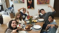 Cameron juga sering mengajak sahabatnya untuk makan di rumahnya. Ini momen kebersamaan Cameron dengan ke-empat sahabatnya saat makan di rumahnya. Foto: instagram @thecameronboyce