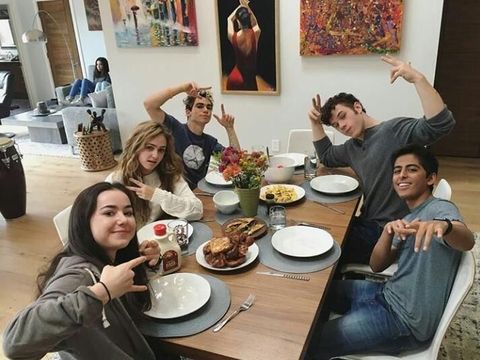 Kenyal Bakso Semok Racikan Wanita Cantik hingga Kulineran Mendiang Cameron Boyce