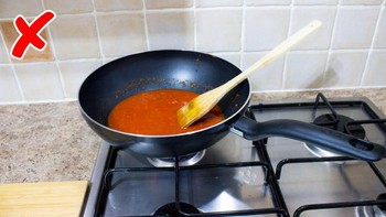 Lubang di pegangan penggorengan macam ini sebenarnya pas untuk menaruh spatula supaya tidak bergerak-gerak. (Foto: Via Brightside)