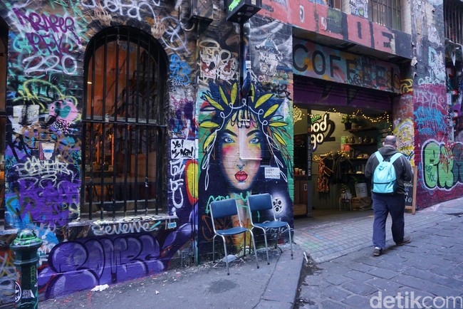 Agar lebih menyatu dengan suasana, kafe-kafe yang berada di Hosier Lane dan gang-gang lainnya yang penuh dengan street art juga merelakan tembok mereka digambar para seniman jalanan. Foto: Eny Kartikawati/Detikcom