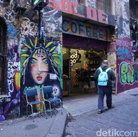 Agar lebih menyatu dengan suasana, kafe-kafe yang berada di Hosier Lane dan gang-gang lainnya yang penuh dengan street art juga merelakan tembok mereka digambar para seniman jalanan. Foto: Eny Kartikawati/Detikcom