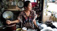 Warga di Sangkhlaburi (John McMahon/BBC)