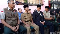 Para pejabat tampak melayat di rumah duka. Kepala BNPB, Letjen (TNI) Doni Monardo, juga tampak sudah berada di rumah duka.