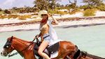 Ulang Tahun, Olivia Munn Pamer Foto Seksi hingga Naik Kuda di Pantai