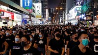 Seperti dilansir Reuters dan Channel News Asia, Senin (8/7/2019), penyelenggara unjuk rasa menyebut ada 230 ribu orang yang ikut serta dalam aksi di jalanan Kowloon pada Minggu (7/7) waktu setempat, seberang distrik bisnis Hong Kong. REUTERS/Tyrone Siu.