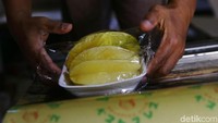 Permasalah lainnya adalah pemasaran. Meskipun Herman kini telah merambah supermarket di kawasan Jabodetabek, namun itu masih kurang baginya.