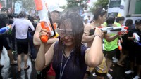 Musim panas telah tiba, untuk merayakannya warga Korea Selatan berkumpul memenuhi jalan di Kota Seoul untuk bermain perang-perangan pistol air, pada Minggu (7/7/2019) waktu setempat. Chung Sung-Jun/Getty Images.