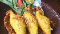 Cita rasa perpaduan antara kuliner Jawa dan Kalimantan bisa dijajal di Warung Rawit. Di sini ada menu penyet yang unik seperti cumi dan udang gala penyet.  Foto: istimewa