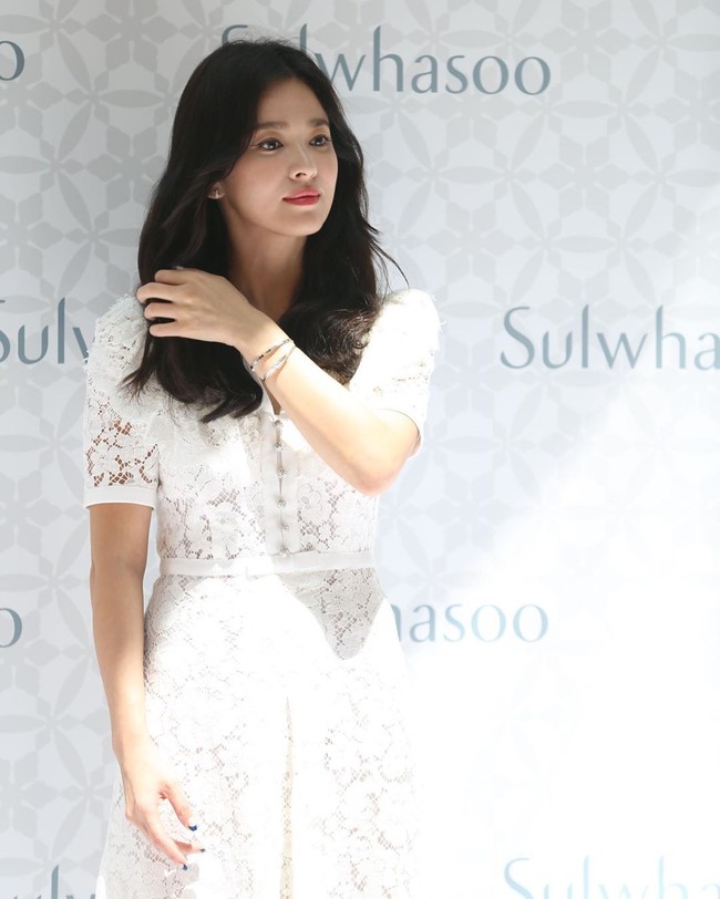 Song Hye Kyo merupakan brand ambassador dari brand kecantikan high-end Korea Selatan, Sulwhasoo. Sebelumnya, ia didapuk menjadi duta produk dari perusahaan yang sama, yakni Laneige. Foto: Instagram/@sulwhasoo.official, @harpersbazaarhk
