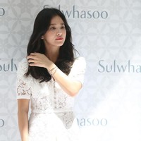 Song Hye Kyo merupakan brand ambassador dari brand kecantikan high-end Korea Selatan, Sulwhasoo. Sebelumnya, ia didapuk menjadi duta produk dari perusahaan yang sama, yakni Laneige. Foto: Instagram/@sulwhasoo.official, @harpersbazaarhk