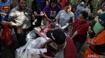 Warga Sunter Serbu Sembako Murah