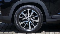 Untuk kaki-kaki mobil menggunakan ban yang sudah berukuran lumayan besar 17 inci. Kebetulan ban yang digunakan untuk mobol test yang dicoba detikcom menggunakan ban buatan GT Radial, tepatnya GT Radial Savero.