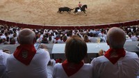 Selain berlari menghindari banteng dan menyaksikan kemampuan matador saat berhadapan dengan banteng, festival ini juga diisi dengan beragam acara menarik lainnya seperti balapan dengan banteng hingga konser yang akan berakhir pada tanggal 14 Juli mendatang. Susana Vera/Reuters.