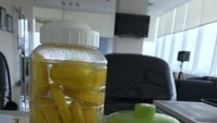 Sutopo terbiasa membawa tumbler isi air dan lemon. Alih-alih plastik, ia menggunakan tumbler karena ramah lingkungan. Foto: Twitter dan Instagram Sutopo Purwo Nugroho