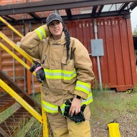 Seorang petugas pemadam kebakaran wanita Presley Pritchard membuktikan kritikan pria yang mengatakan dirinya terlalu lemah untuk bergabung dengan pasukan salah. Ia pun banyak berhasil menggendong dan membawa pria yang terjebak dari gedung-gedung kebakaran. Foto: Instagram