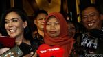 Senyum Baiq Nuril Saat Didampingi Rieke ke Kantor Kemenkum HAM