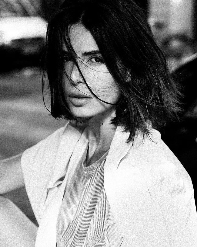 Seorang model dengan nama samaran Negzzia melarikan diri dari negara asalnya Iran karena takut dihukum setelah foto-foto seksinya yang dianggap tidak senonoh ditemukan. Setelah keluar dari Iran, sayangnya nasibnya tak terlalu mulus karena kesulitan mencari uang hingga hidup menggelandang. (Foto: Instagram/@negzzia)