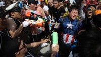 Hal menarik lainnya, warga tak hanya membawa serta pistol air tetapi mengenakan pakaian unik, mulai dari tokoh kartun hingga tokoh pahlawan seperti Captain America untuk ikut serta dalam festival tersebut. Chung Sung-Jun/Getty Images.
