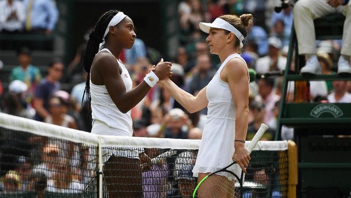 Cori Gauff menyalami Simona Halep usai bertanding di babak keempat Wimbledon 2019. (Foto: Shaun Botterill/Getty Images)