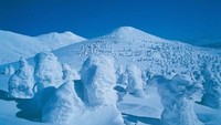 Berlokasi di kawasan Tohoku Utara, Aomori merupakan kota yang paling bersalju di Jepang. Kota ini juga disebut-sebut sebagai salah satu tempat paling bersalju di bumi (JNTO)