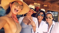 Olivia tampak sangat menikmati liburan dan pesta ulang tahun dirinya dan sahabatnya itu di sana. Dok. Instagram/oliviamunn