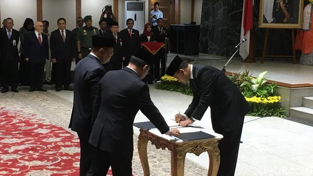Anies Lantik 15 Pejabat Baru DKI, Ingatkan 'Maju Kotanya Bahagia Warganya'