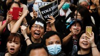 Satu orang lainnya ditangkap karena gagal menunjukkan bukti identitas saat diperiksa polisi di tengah unjuk rasa. Pemimpin Hong Kong yang pro-Beijing, Carrie Lam, sebelumnya menangguhkan pembahasan RUU ekstradisi setelah unjuk rasa berakhir rusuh. Lam mengabaikan seruan untuk mencabut sepenuhnya RUU tersebut. Hal ini lantas memicu seruan mundur untuk Lam yang digaungkan para demonstran dalam aksi-aksi terbarunya. REUTERS/Thomas Peter.
