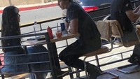Foto yang diambil secara diam-diam ini memperlihatkan Shawn Mendes dan Camila Cabello tengah makan bareng di sebuah kafe. Foto: Istimewa