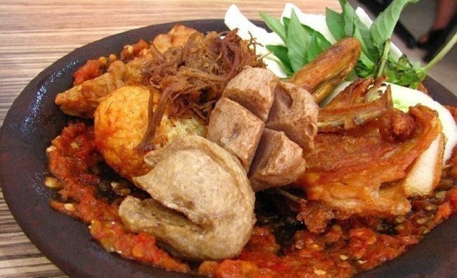 Asli Indonesia! Ada Penyetan Surabaya hingga Rica Manado yang Pedas Mantap
