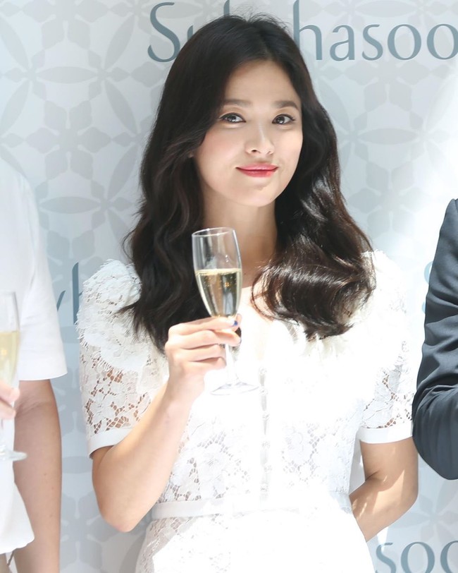 Senyum tipis tampak menghiasi wajah bintang serial Encounter ini. Foto: Instagram/@sulwhasoo.official, @harpersbazaarhk