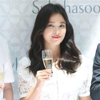 Senyum tipis tampak menghiasi wajah bintang serial Encounter ini. Foto: Instagram/@sulwhasoo.official, @harpersbazaarhk