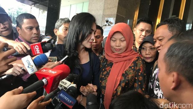Baiq Nuril Maknun di kantor Kementerian Hukum dan HAM, Senin (8/7/2019)