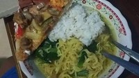 Ia pun kerap mengunggah berbagai candaan soal makanan. Katanya ini menu sahur pertamanya yang memadukan hidangan Barat dan Timur. Wah, ada nasi, mie rebus, dan pizza! Foto: Twitter dan Instagram Sutopo Purwo Nugroho