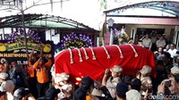 Ribuan pelayat ikut mengantarkan Kepala Pusdatin dan Humas BNPB itu hingga peristirahatan terakhir di Tempat Pemakaman Umum (TPU) Sonolayu, Boyolali.