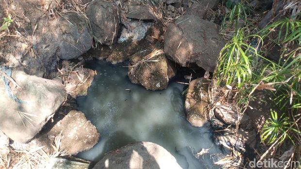 Sungai di Kabupaten Semarang hitam, bau dan berlendir.