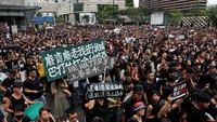 Diketahui bahwa badan sensor China berupaya keras menghapus atau memblokir berita-berita soal unjuk rasa di Hong Kong dalam beberapa dekade terakhir. Penyensoran dilakukan di tengah kekhawatiran bahwa hal itu akan menginspirasi unjuk rasa di dataran utama China. REUTERS/Tyrone Siu.