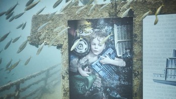 Karya foto ini dipamerkan di reruntuhan USS Vandenberg di lepas pantai Key West, Florida, dari 24 Mei hingga Agustus 2019. Foto: Staudinger + Franke
