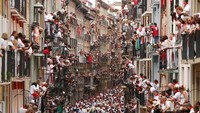 Festival ini rutin digelar sejak tanggal 6 hingga 14 Juli setiap tahunnya. Festival ini akan diawali dengan teriakan Viva San Fermin dari balkon Balaikota Pamplona yang dilanjutkan dengan pesta kembang api. Susana Vera/Reuters.