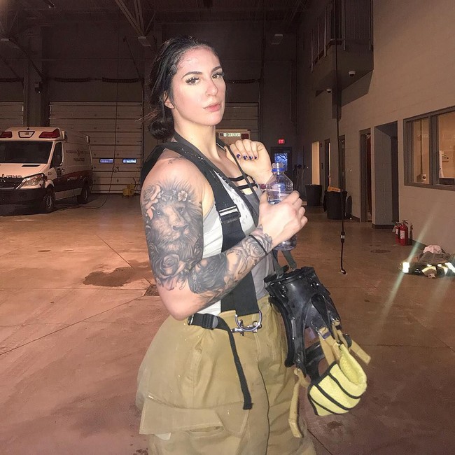  Ketika saya pertama kali masuk ke pekerjaan ini dan saya adalah seorang gadis cantik, orang-orang berpikir saya hanya ingin berkencan dengan para pria. Mereka pikir saya punya motivasi lain, ungkap Presley kepada Daily Star. Foto: Instagram