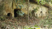 Inilah benteng Belanda di Cirawamekar, selain Benteng Gedong Dalapan di perbukitan Ganasoli. Catnya kusam karena tak terawat dan termakan usia. Tumbuhan menjalar di balik-balik celah bangunan. (Yudha Maulana/detikcom)